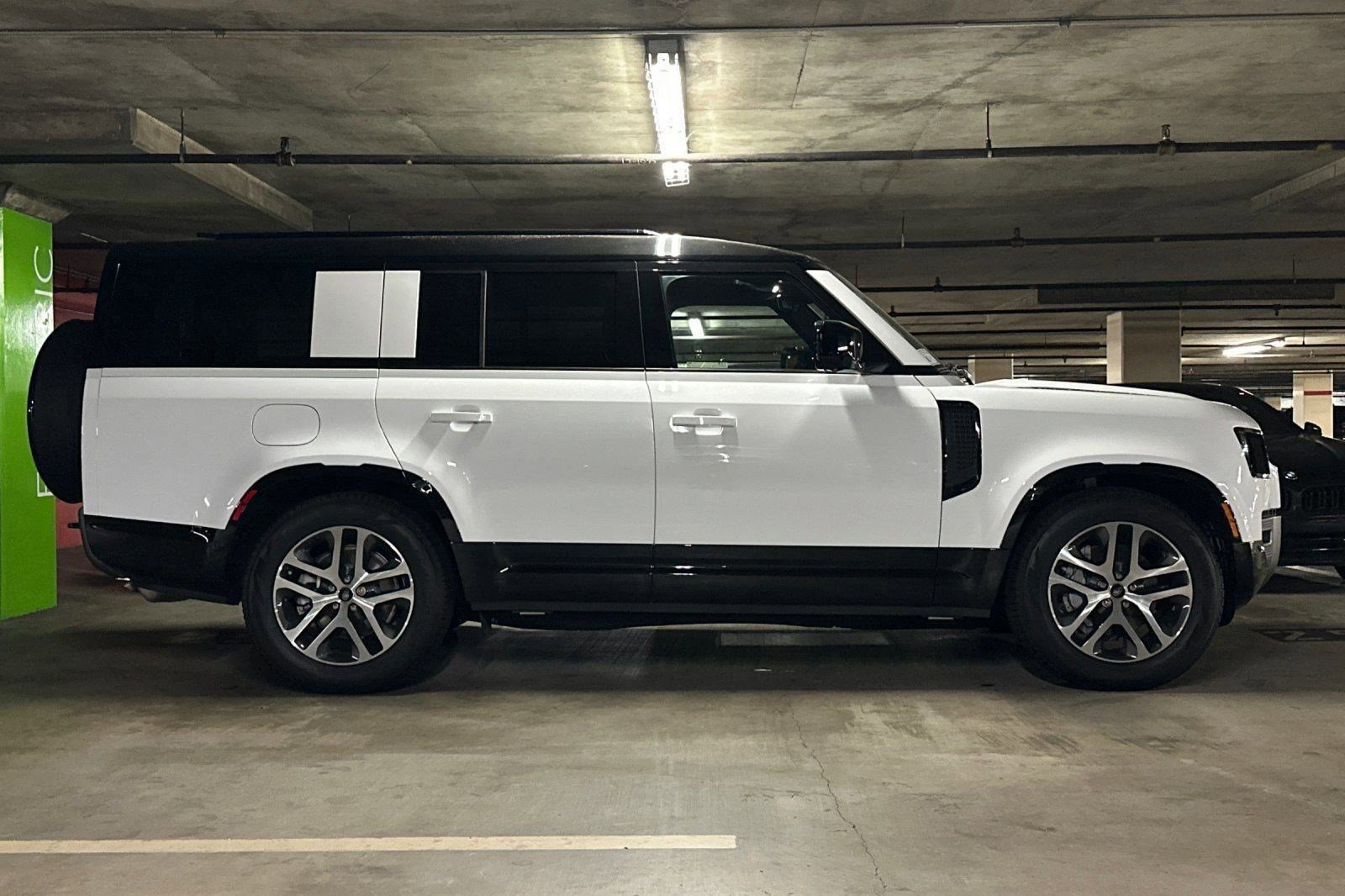 2025 Land Rover Defender X-Dynamic SE - Photo 6