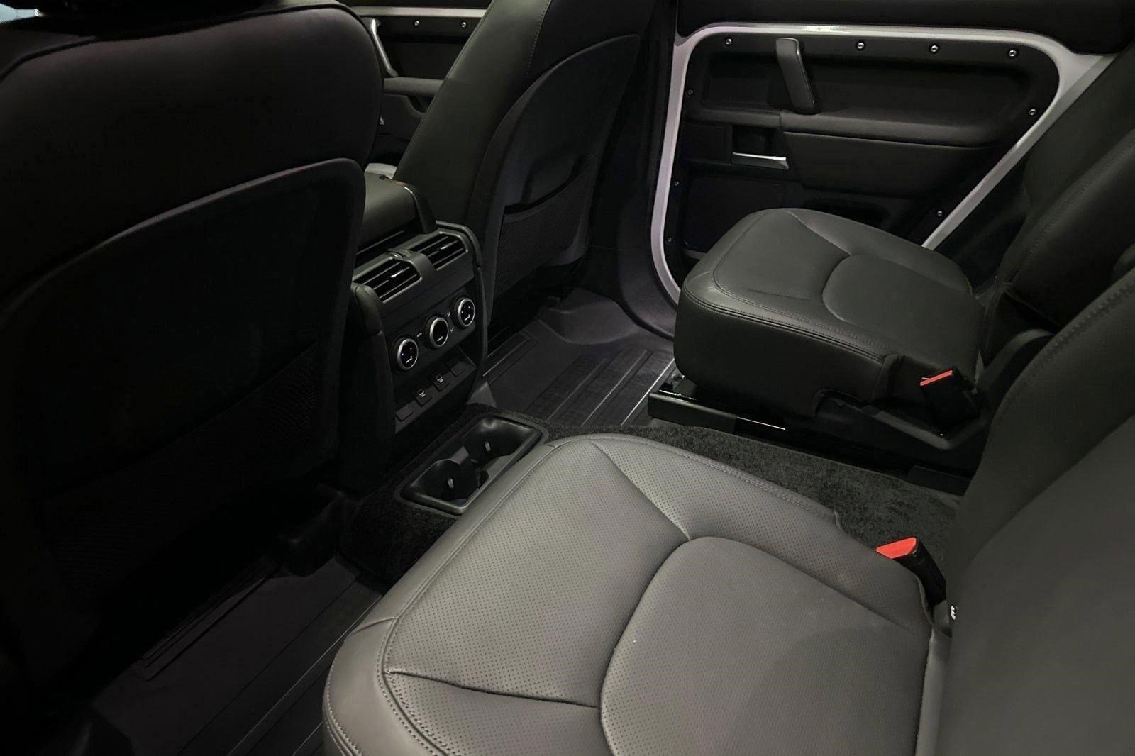 2025 Land Rover Defender X-Dynamic SE - Photo 23