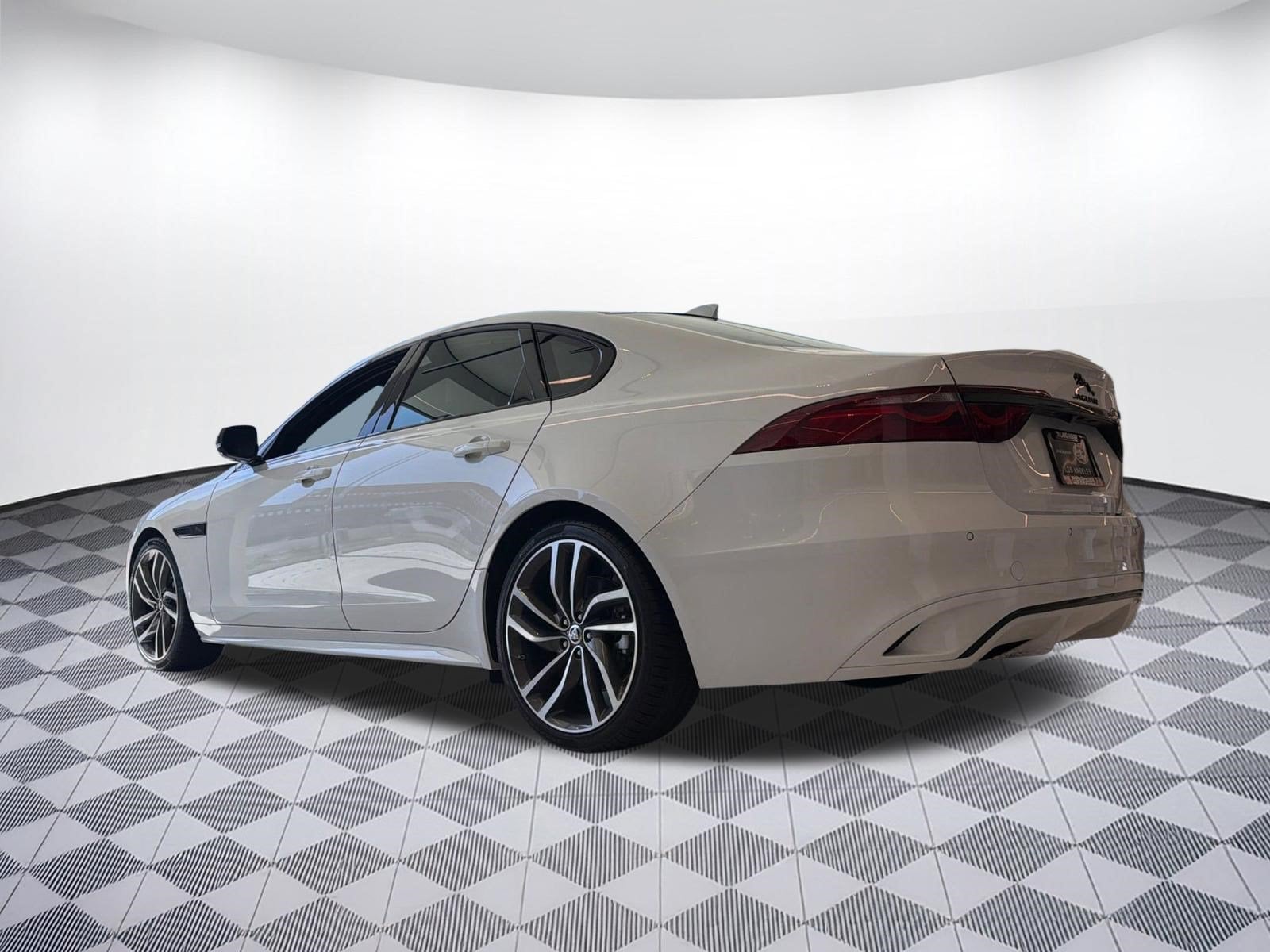 XF R-Dynamic SE Sedan