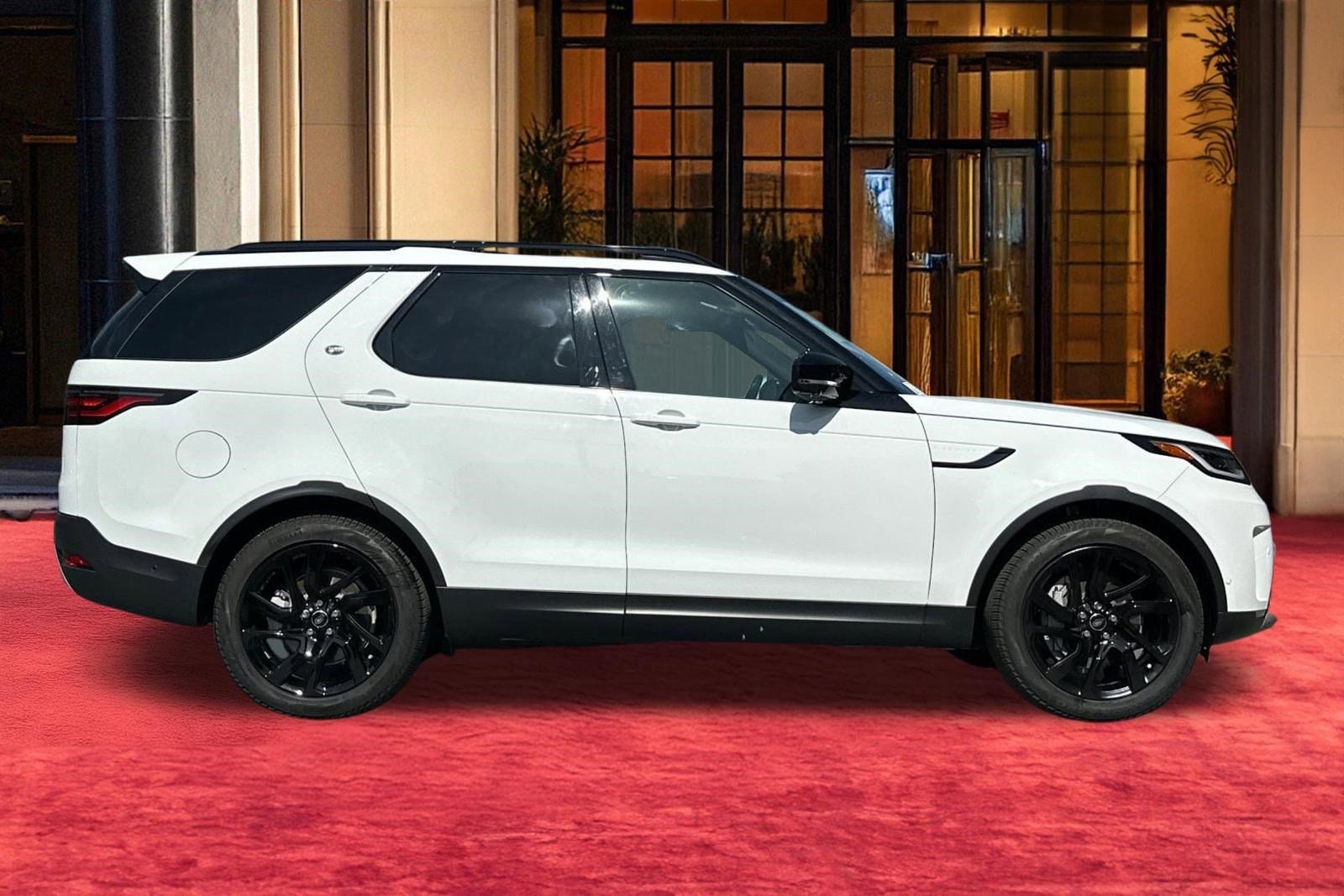 2025 Land Rover Discovery S photo 6