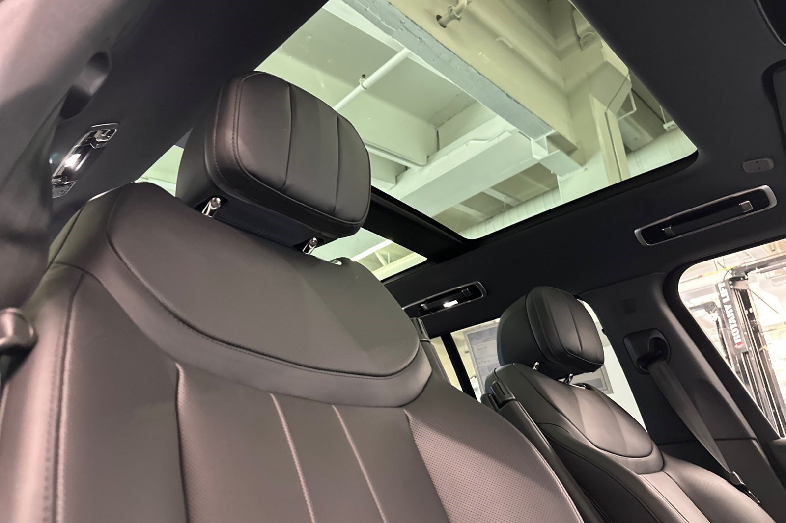 2026 Land Rover Range Rover SE - Photo 23
