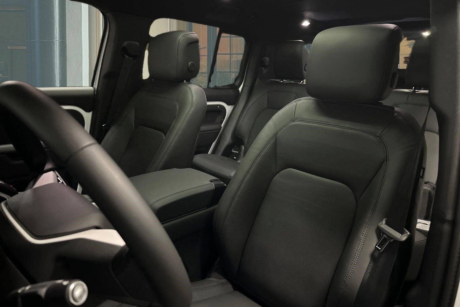 2025 Land Rover Defender X-Dynamic SE - Photo 17