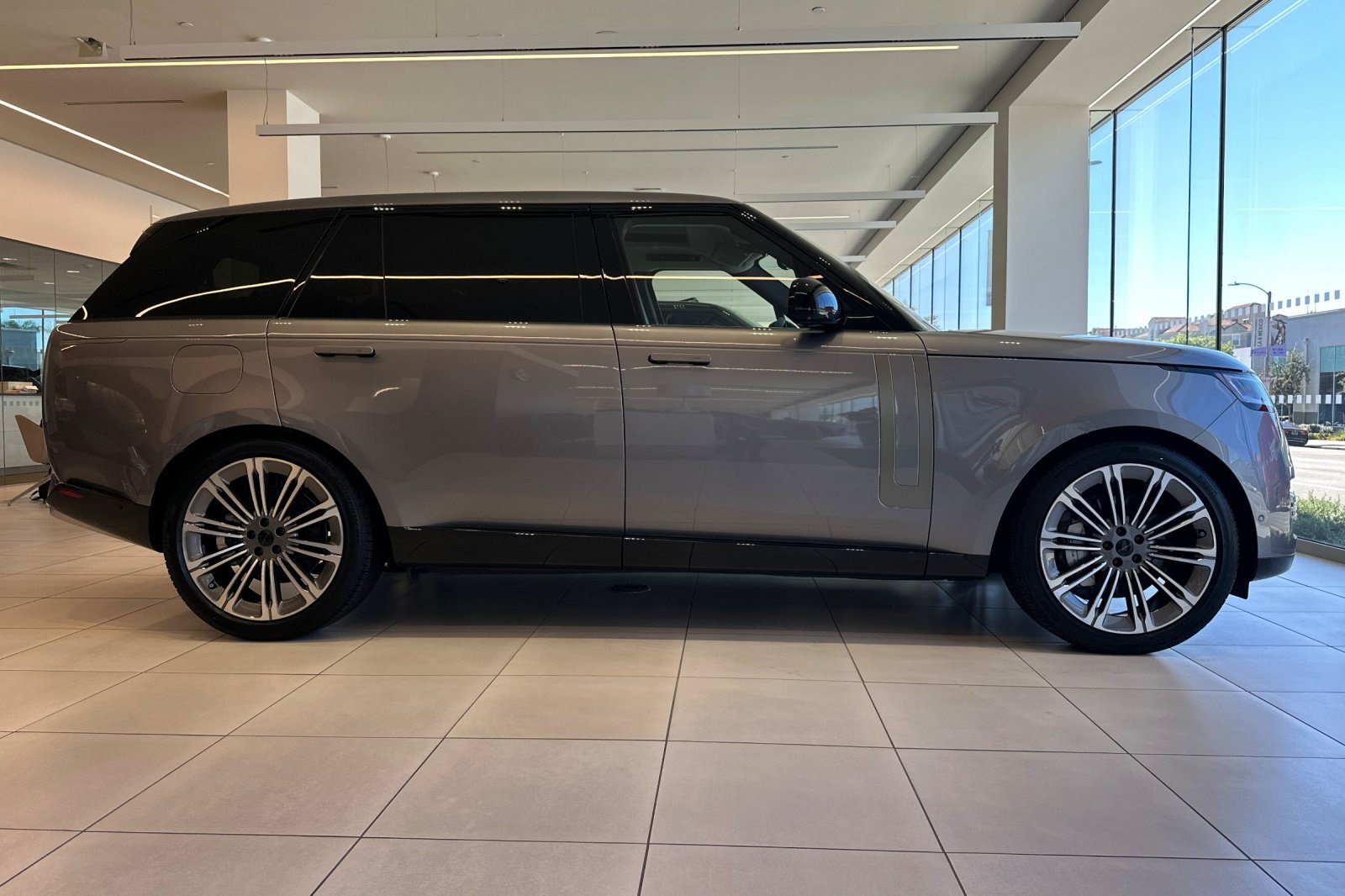 2026 Land Rover Range Rover SE - Photo 8