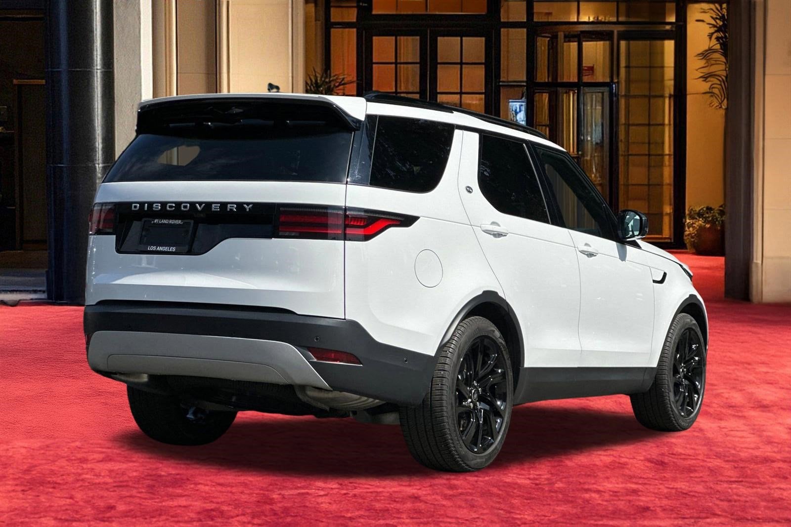 2025 Land Rover Discovery S photo 3