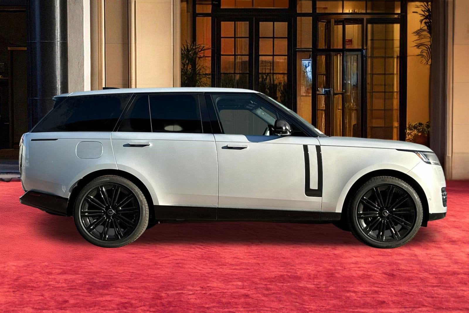 2025 Land Rover Range Rover SE photo 6