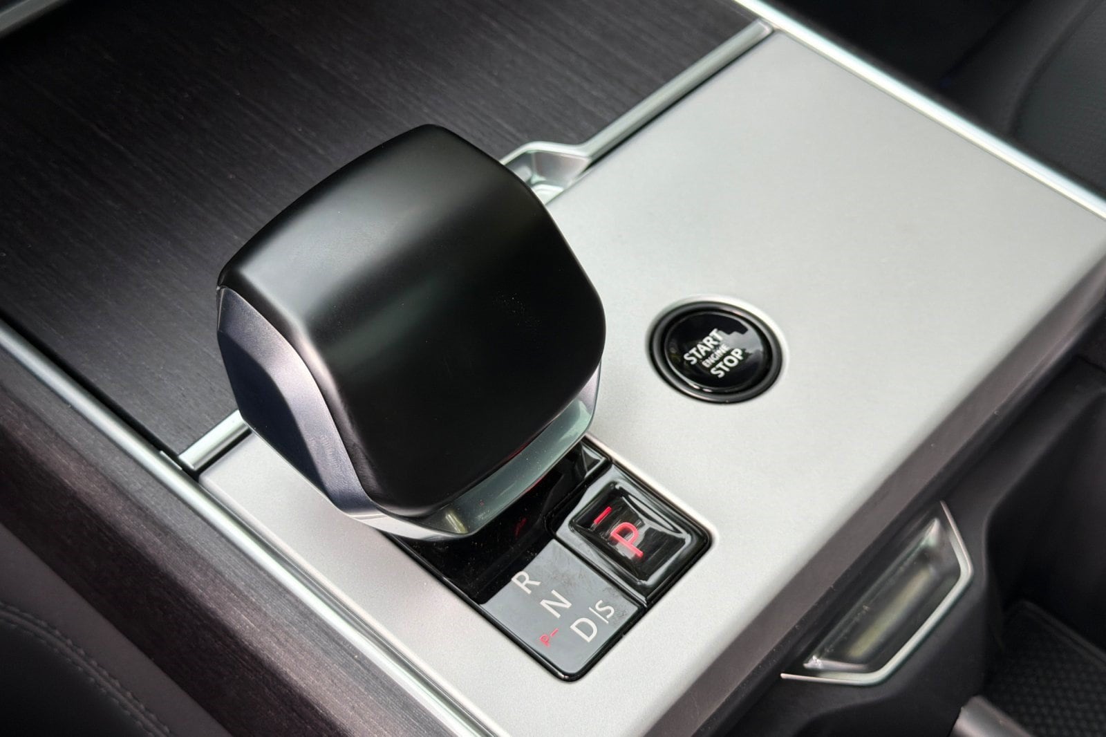 2026 Land Rover Range Rover SV - Photo 17