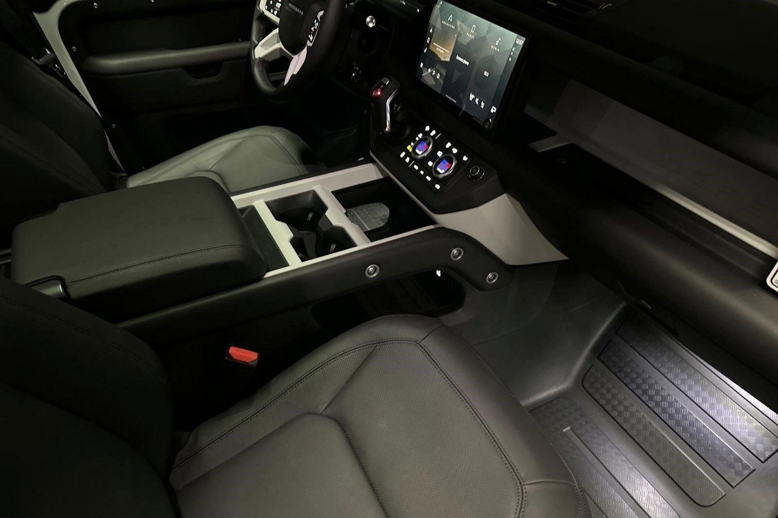 2025 Land Rover Defender X-Dynamic SE - Photo 28