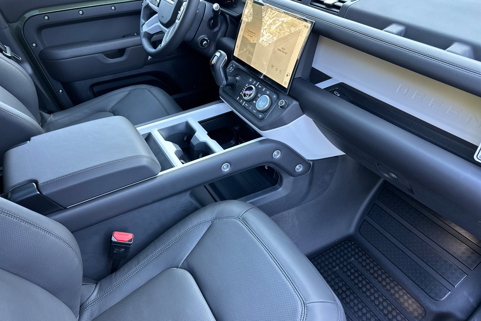 2026 Land Rover Defender X-Dynamic SE - Photo 29