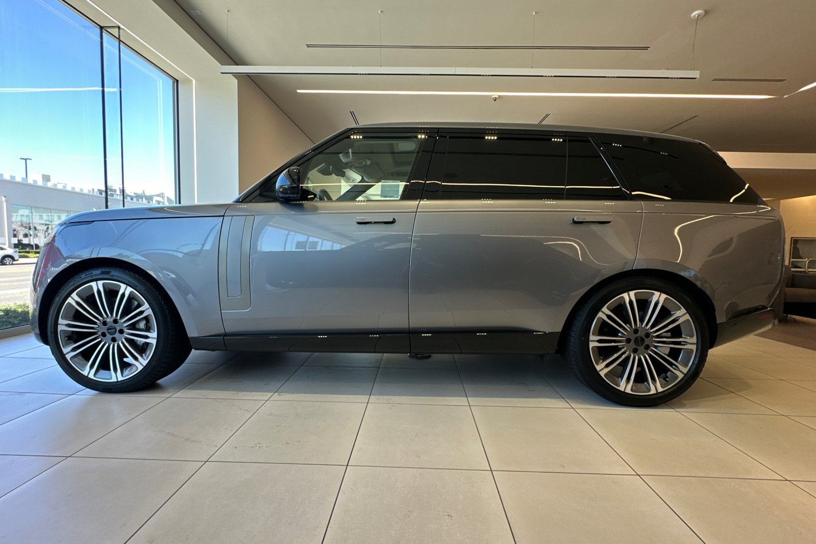 2026 Land Rover Range Rover SE LWB 7-Seats / V8 SUV