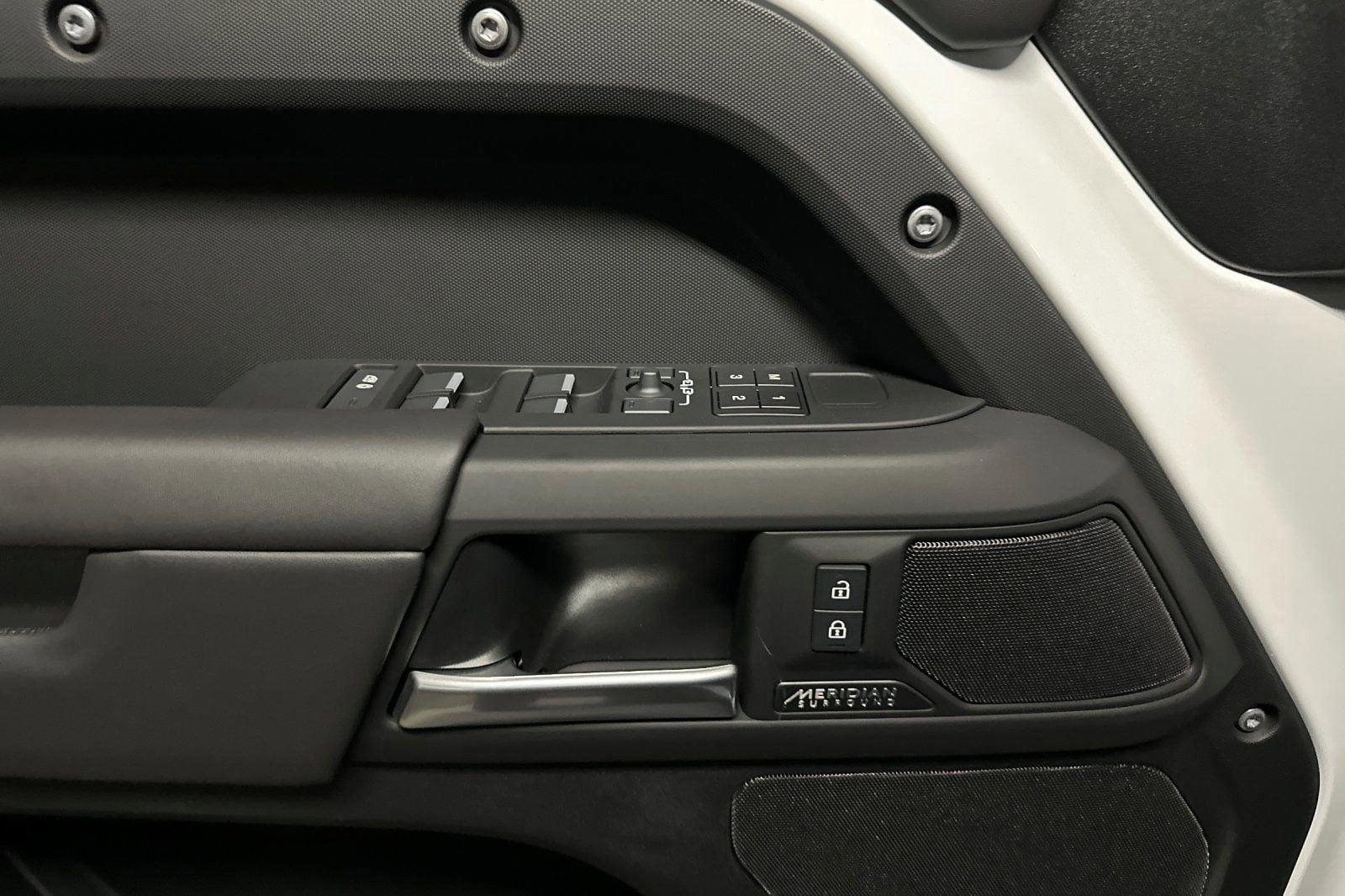 2025 Land Rover Defender X-Dynamic SE - Photo 11