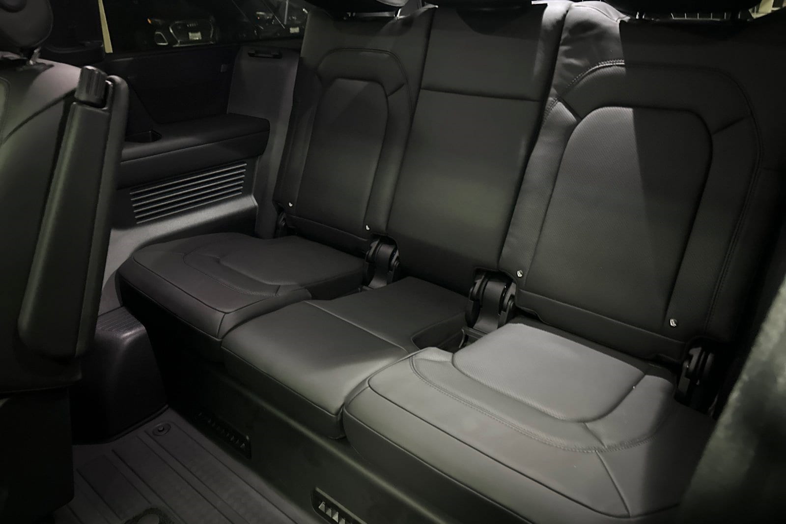 2025 Land Rover Defender X-Dynamic SE - Photo 28