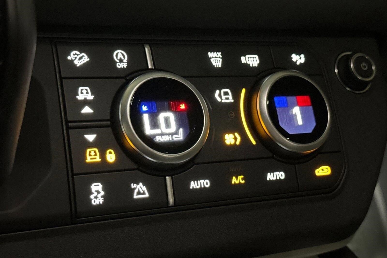 2025 Land Rover Defender X-Dynamic SE - Photo 22
