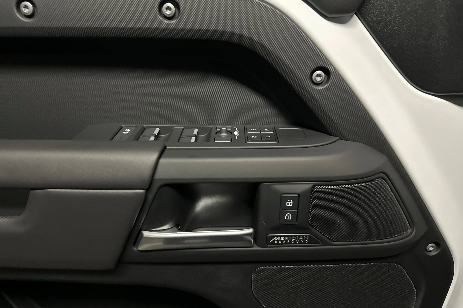 2025 Land Rover Defender X-Dynamic SE - Photo 15