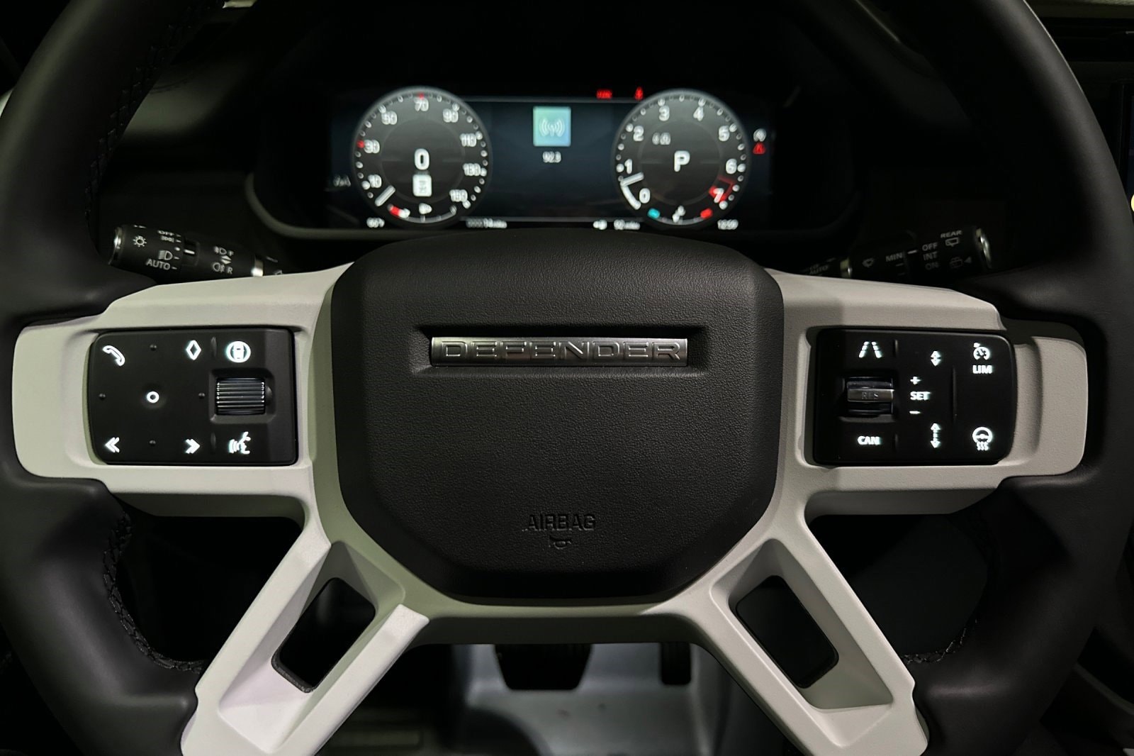 2025 Land Rover Defender X-Dynamic SE - Photo 17
