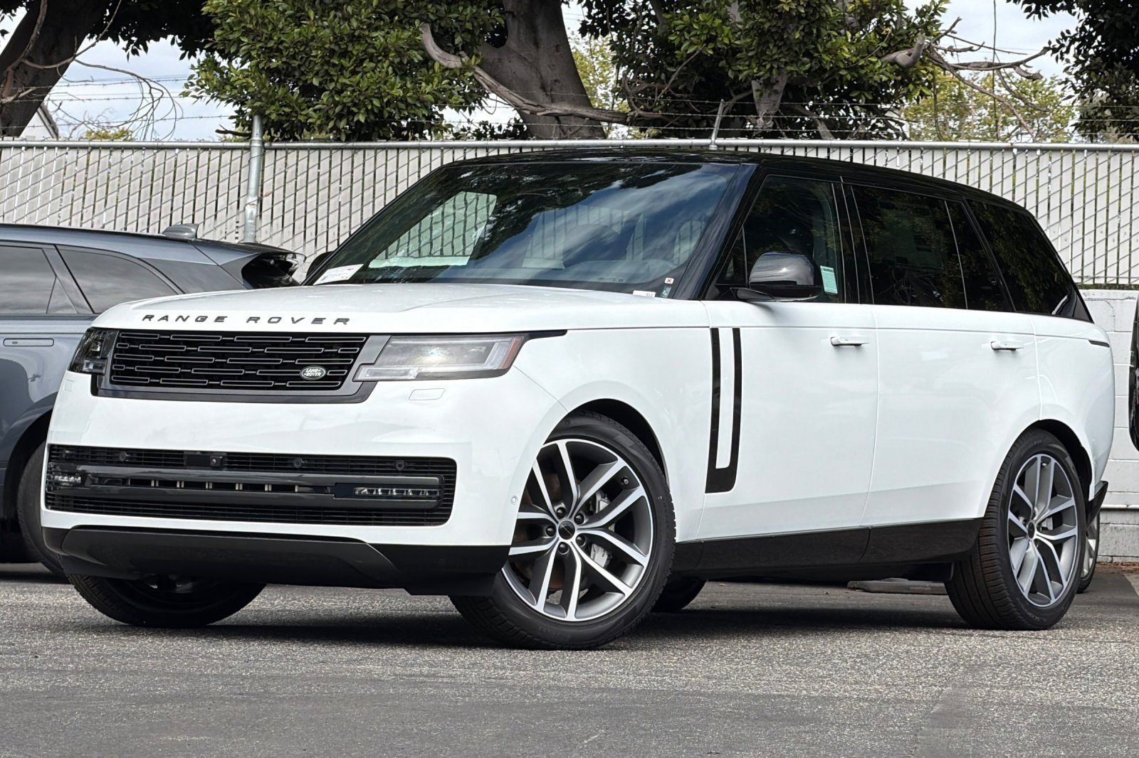 2026 Land Rover Range Rover 3.0 SE LWB 7's photo