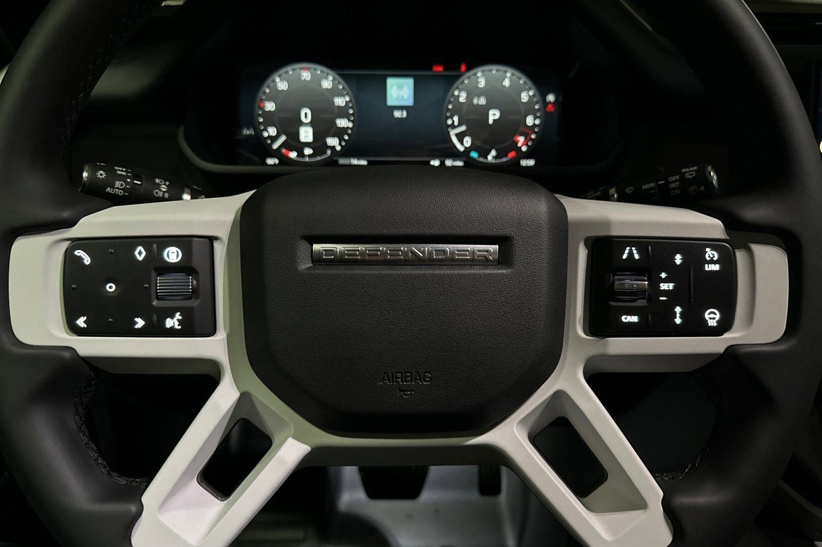 2025 Land Rover Defender X-Dynamic SE - Photo 13