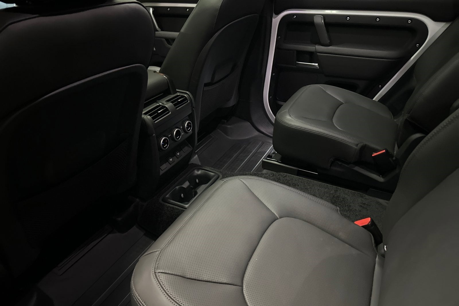 2025 Land Rover Defender X-Dynamic SE - Photo 16