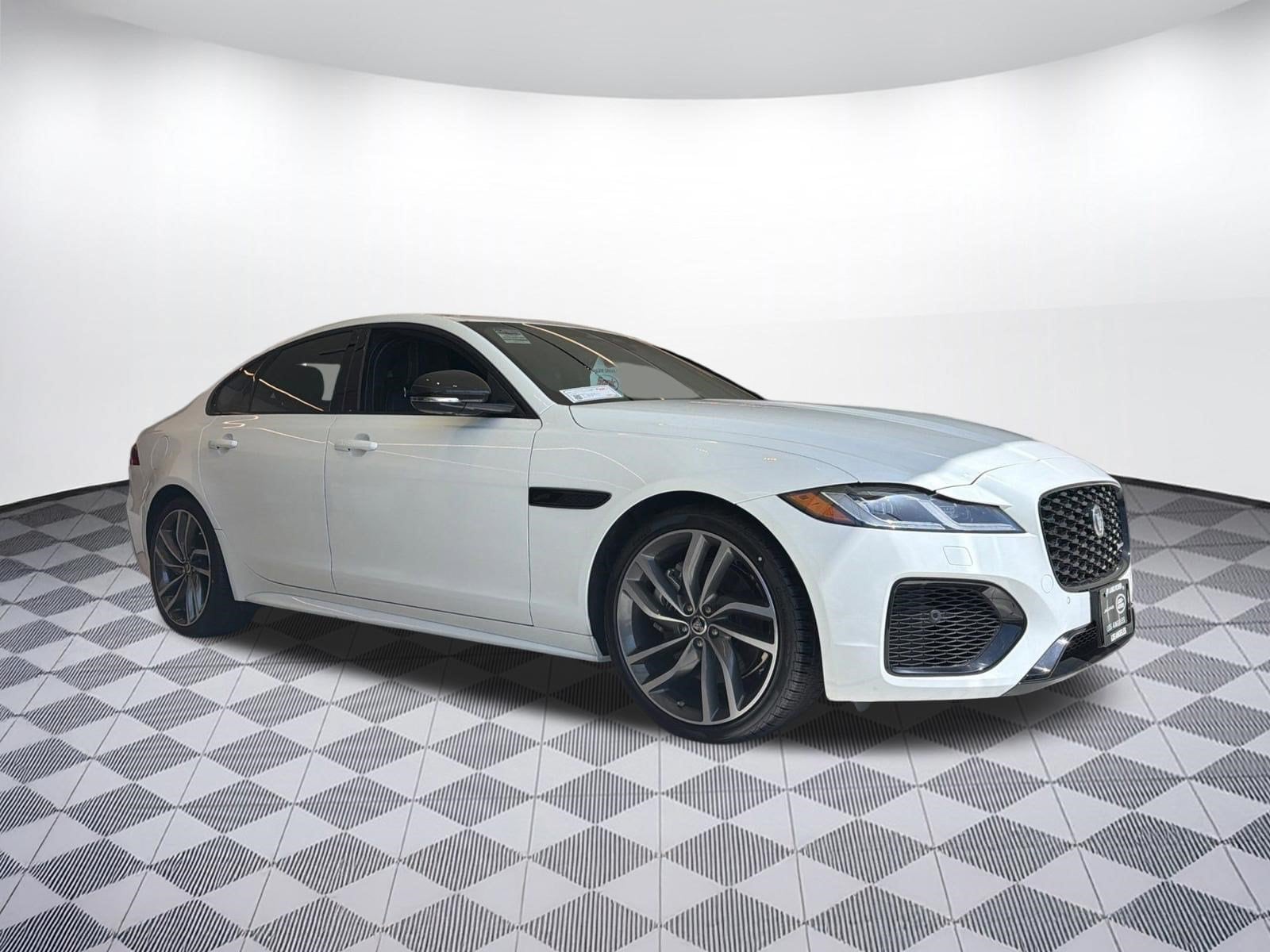 XF R-Dynamic SE Sedan