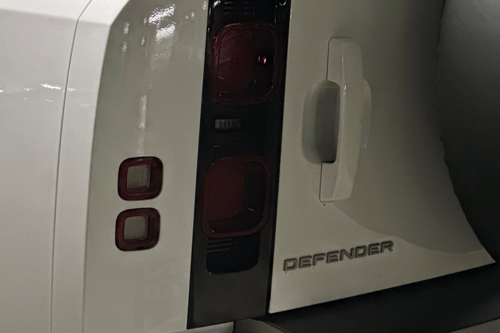 2025 Land Rover Defender X-Dynamic SE - Photo 14