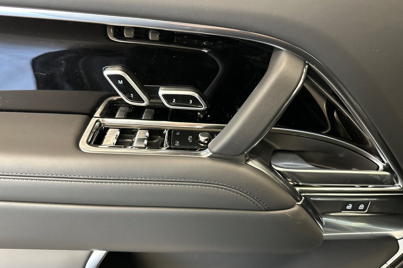 2026 Land Rover Range Rover SE - Photo 14