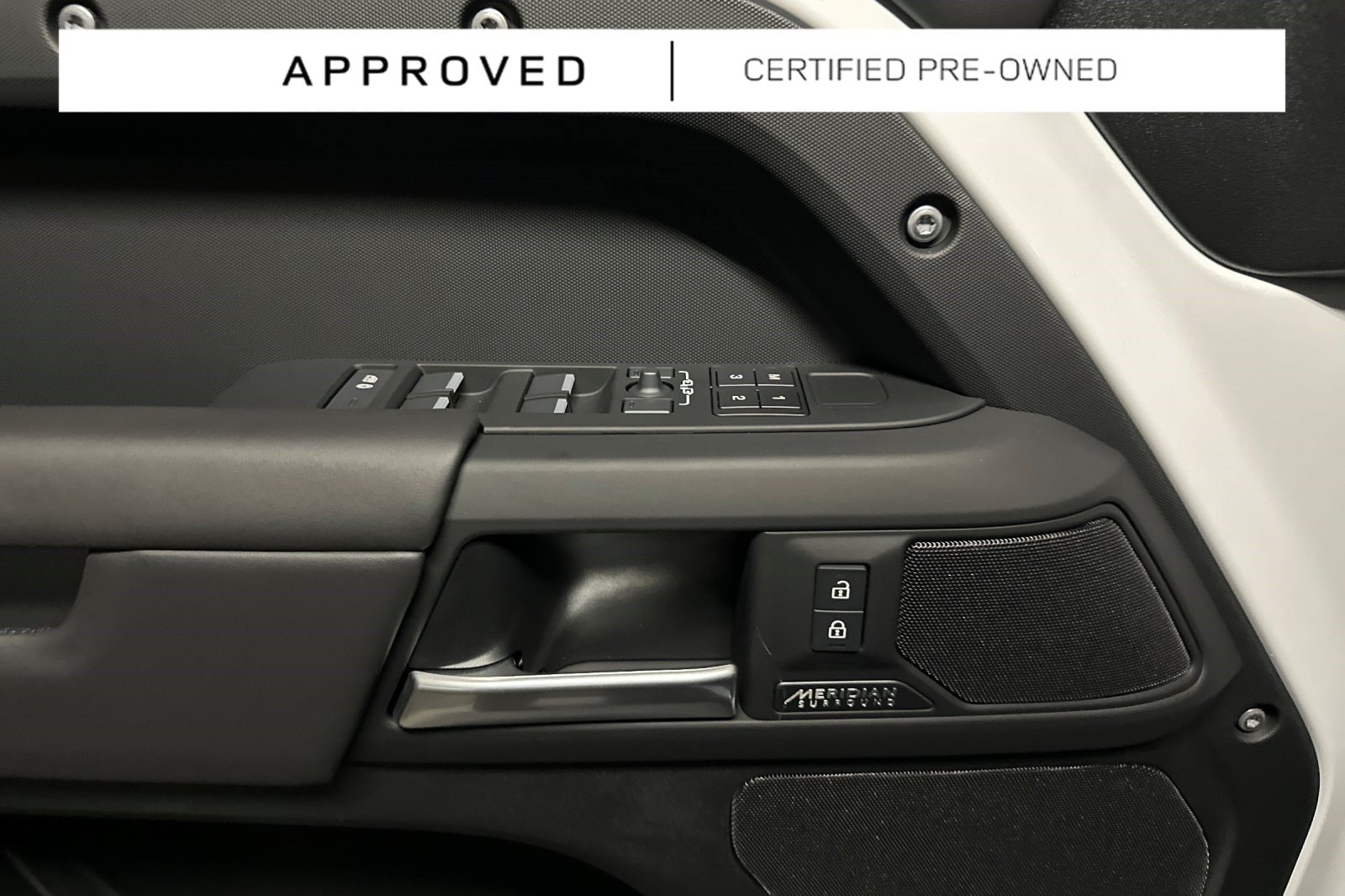 2025 Land Rover Defender X-Dynamic SE - Photo 38