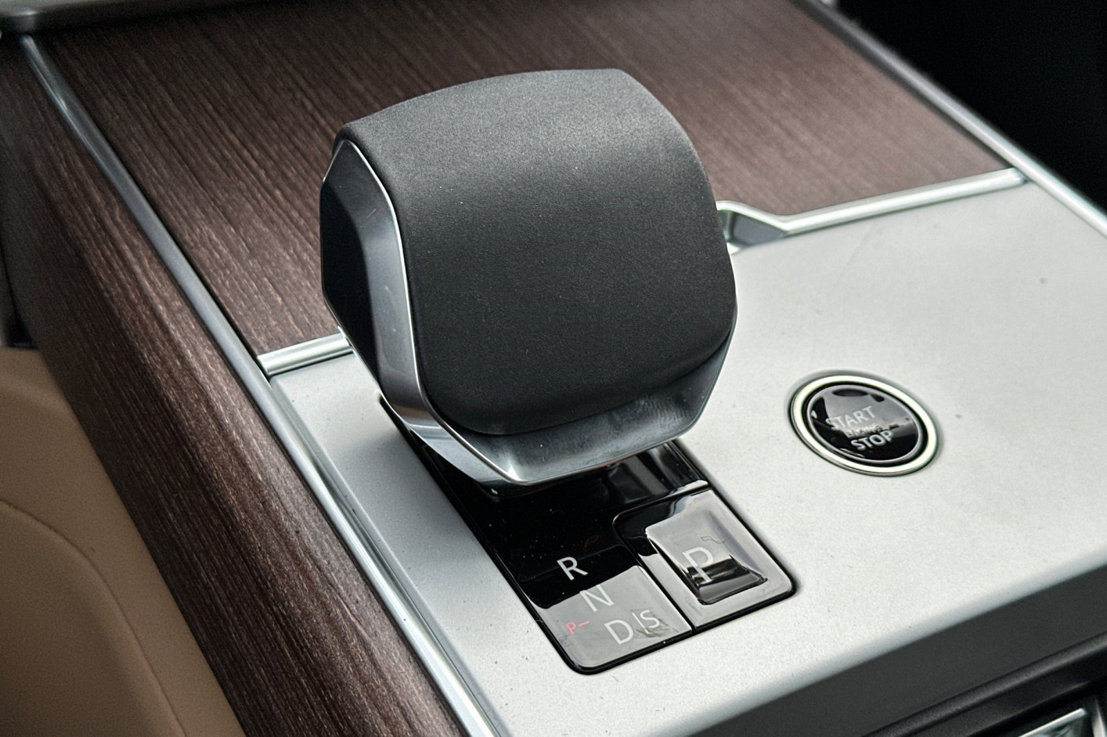 2026 Land Rover Range Rover SE - Photo 17