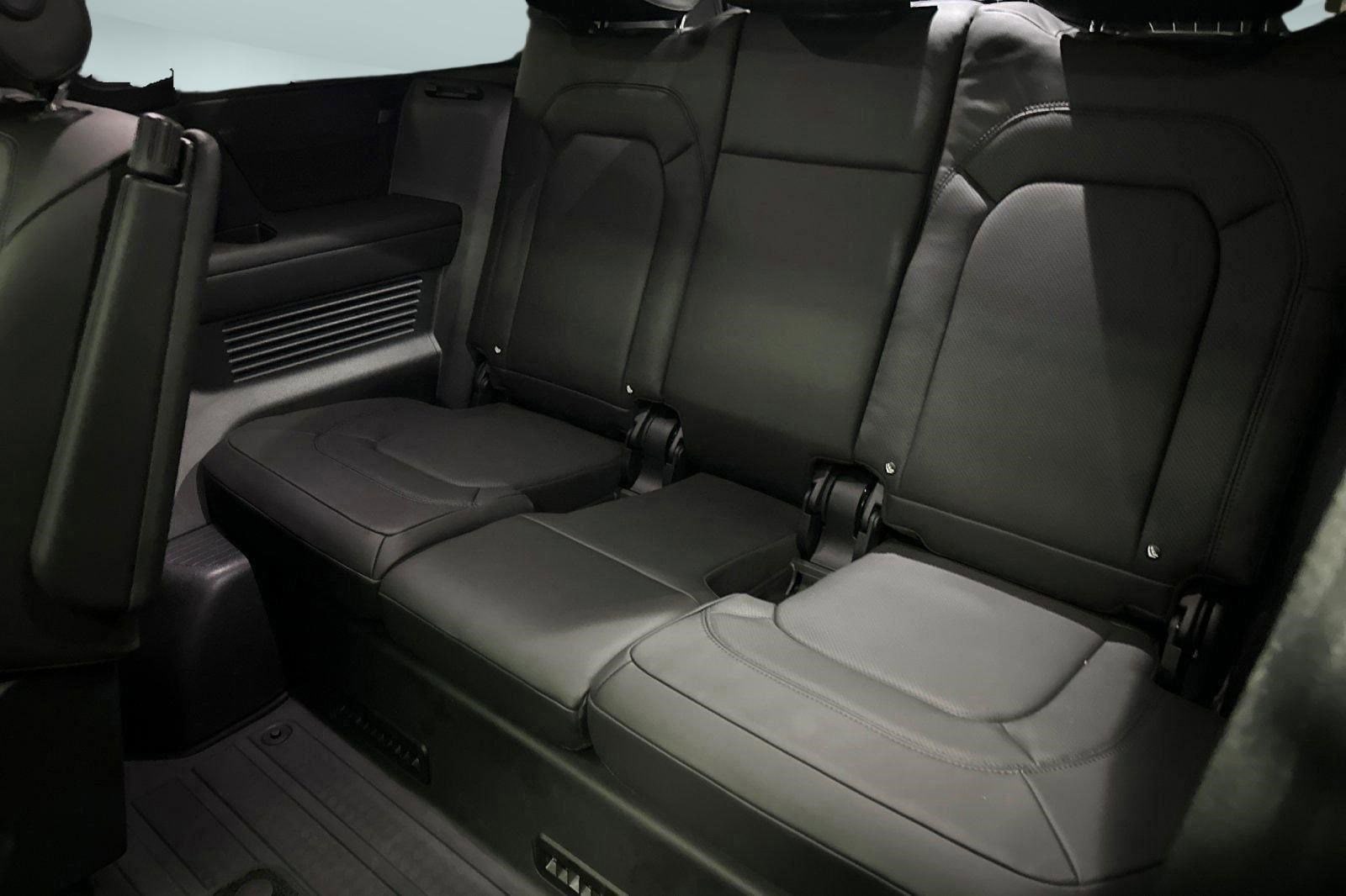 2025 Land Rover Defender X-Dynamic SE - Photo 29