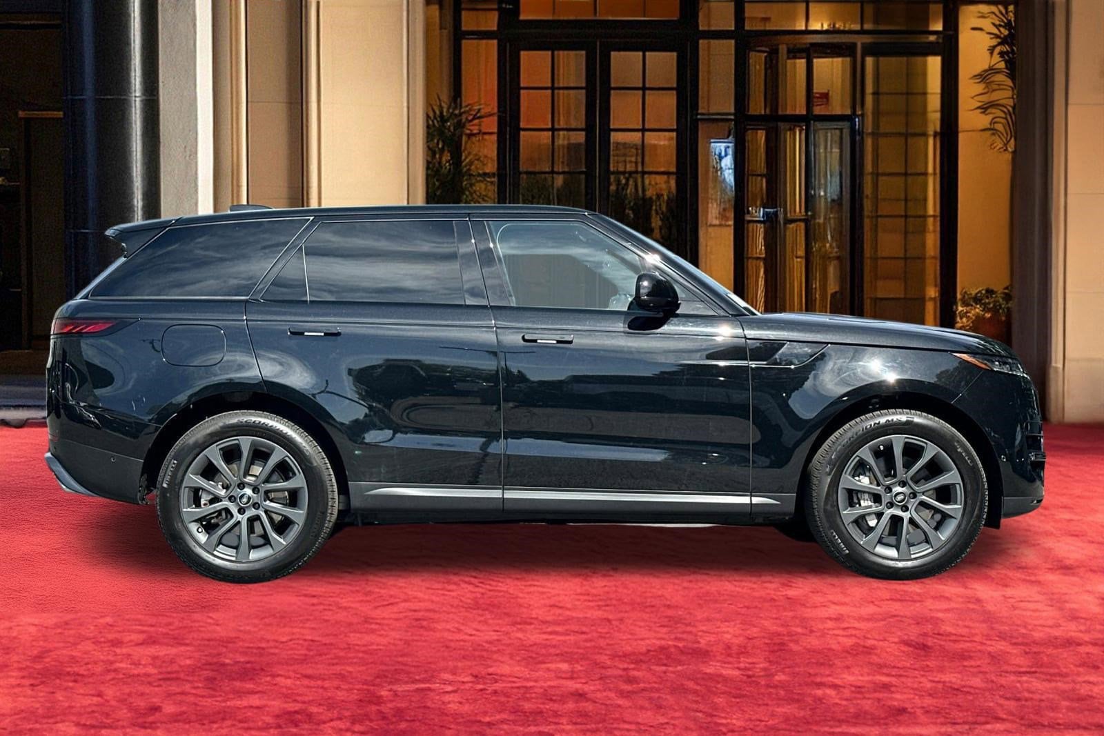 2025 Land Rover Range Rover Sport SE photo 3