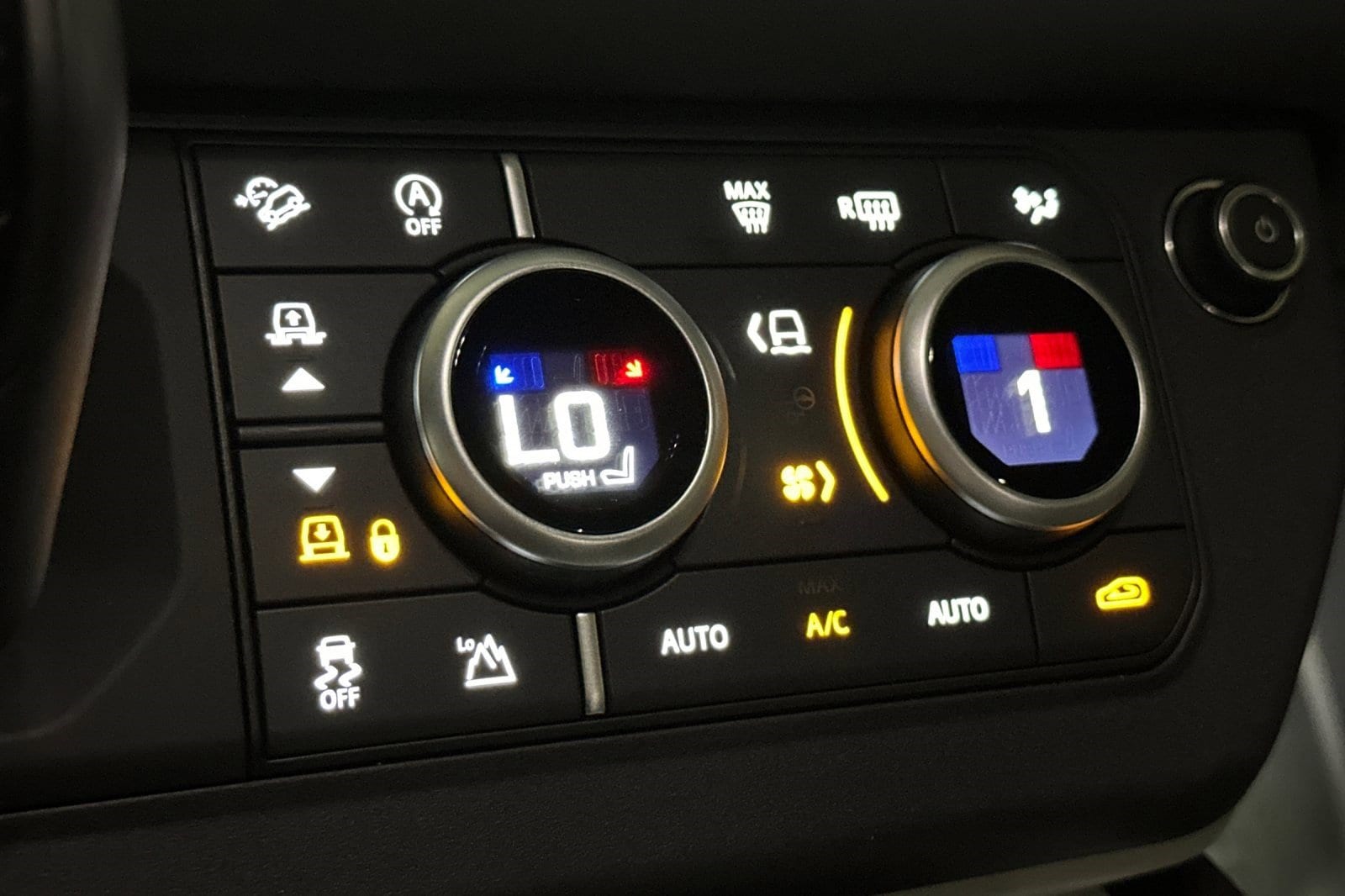 2025 Land Rover Defender X-Dynamic SE - Photo 22