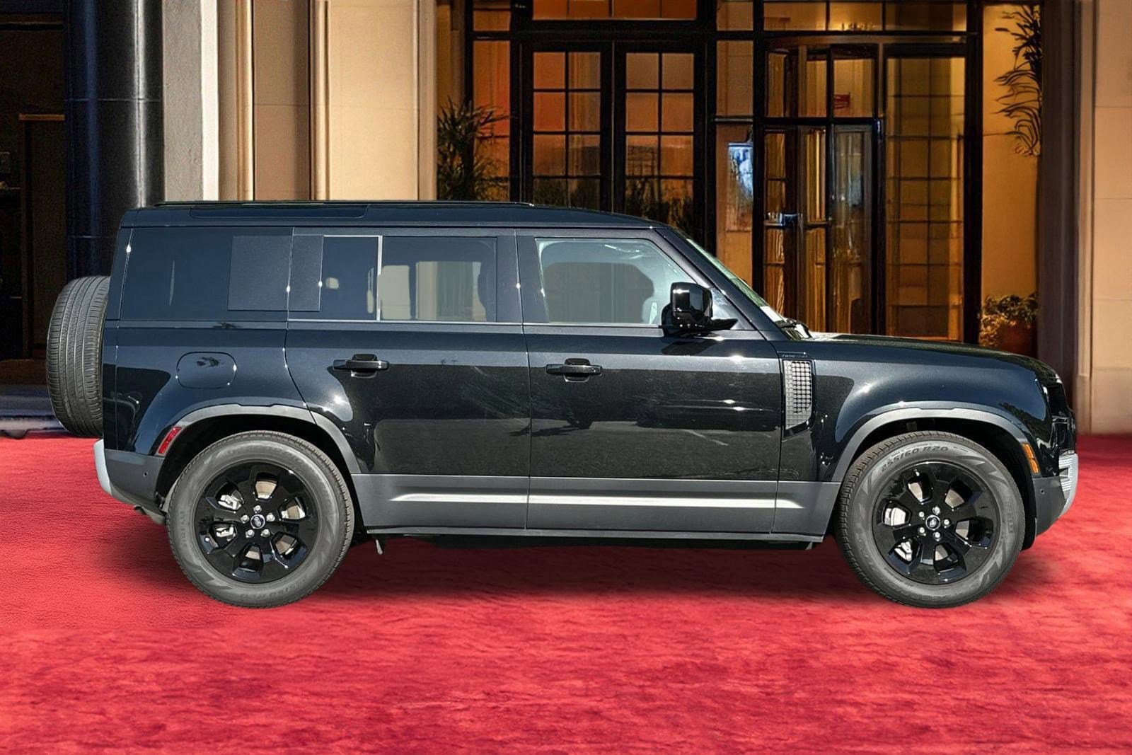 2025 Land Rover Defender 110 S photo 3