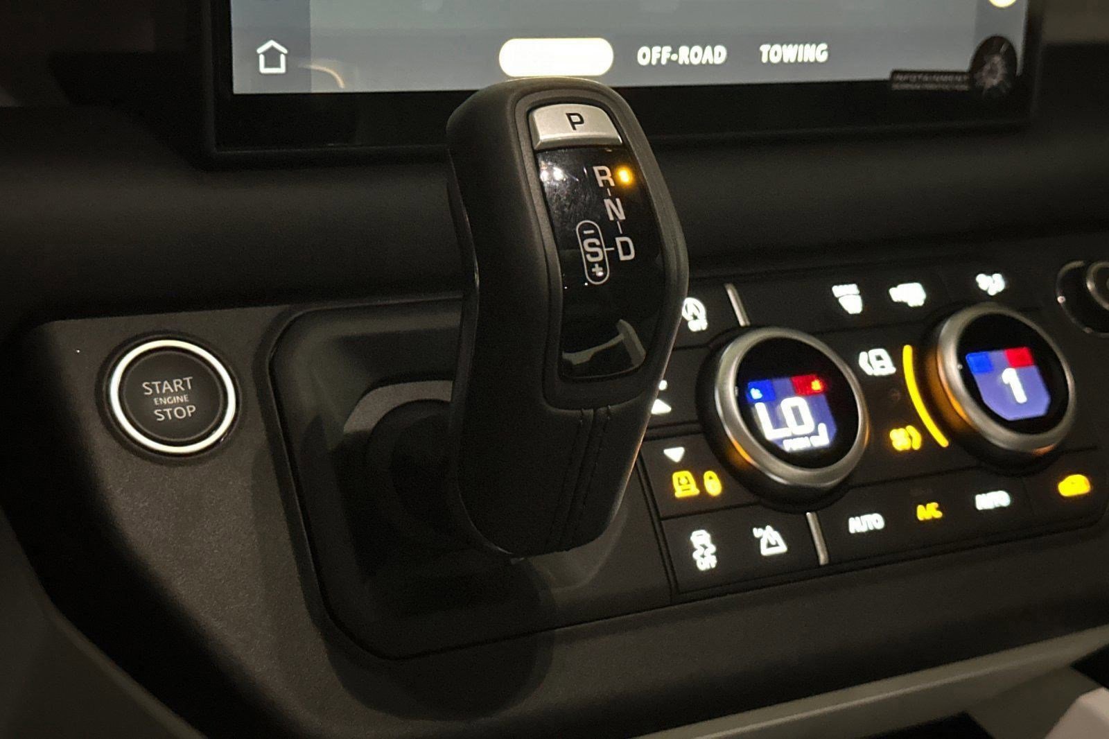 2025 Land Rover Defender X-Dynamic SE - Photo 14