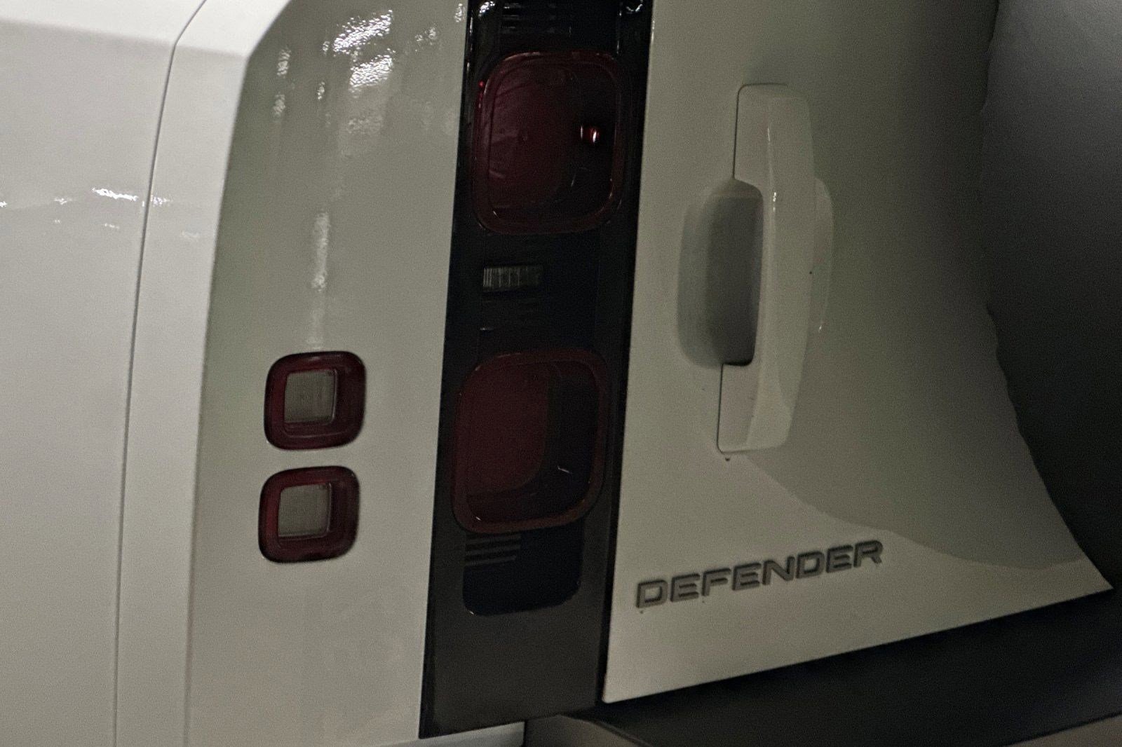 2025 Land Rover Defender X-Dynamic SE - Photo 18