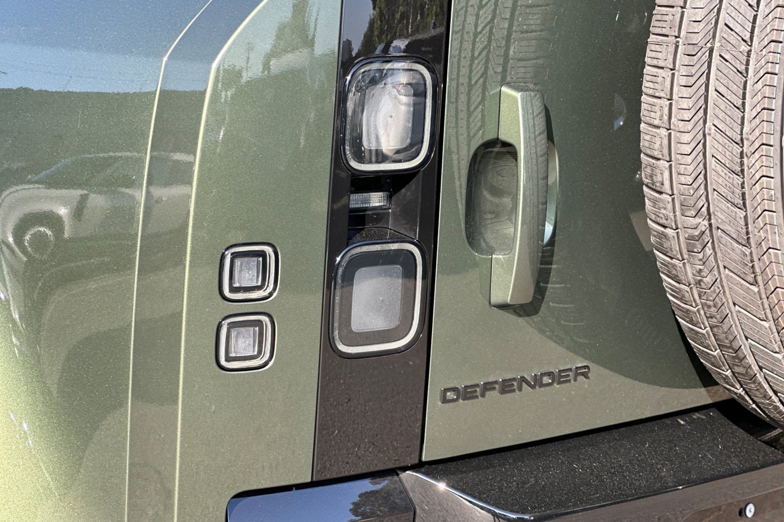 2026 Land Rover Defender X-Dynamic SE - Photo 17