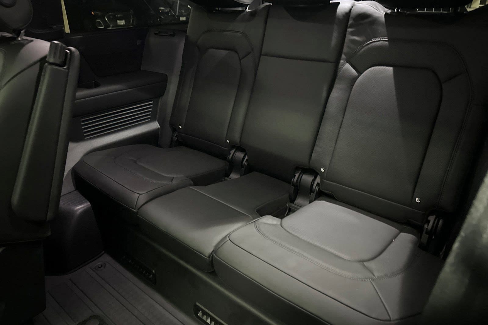 2025 Land Rover Defender X-Dynamic SE - Photo 29