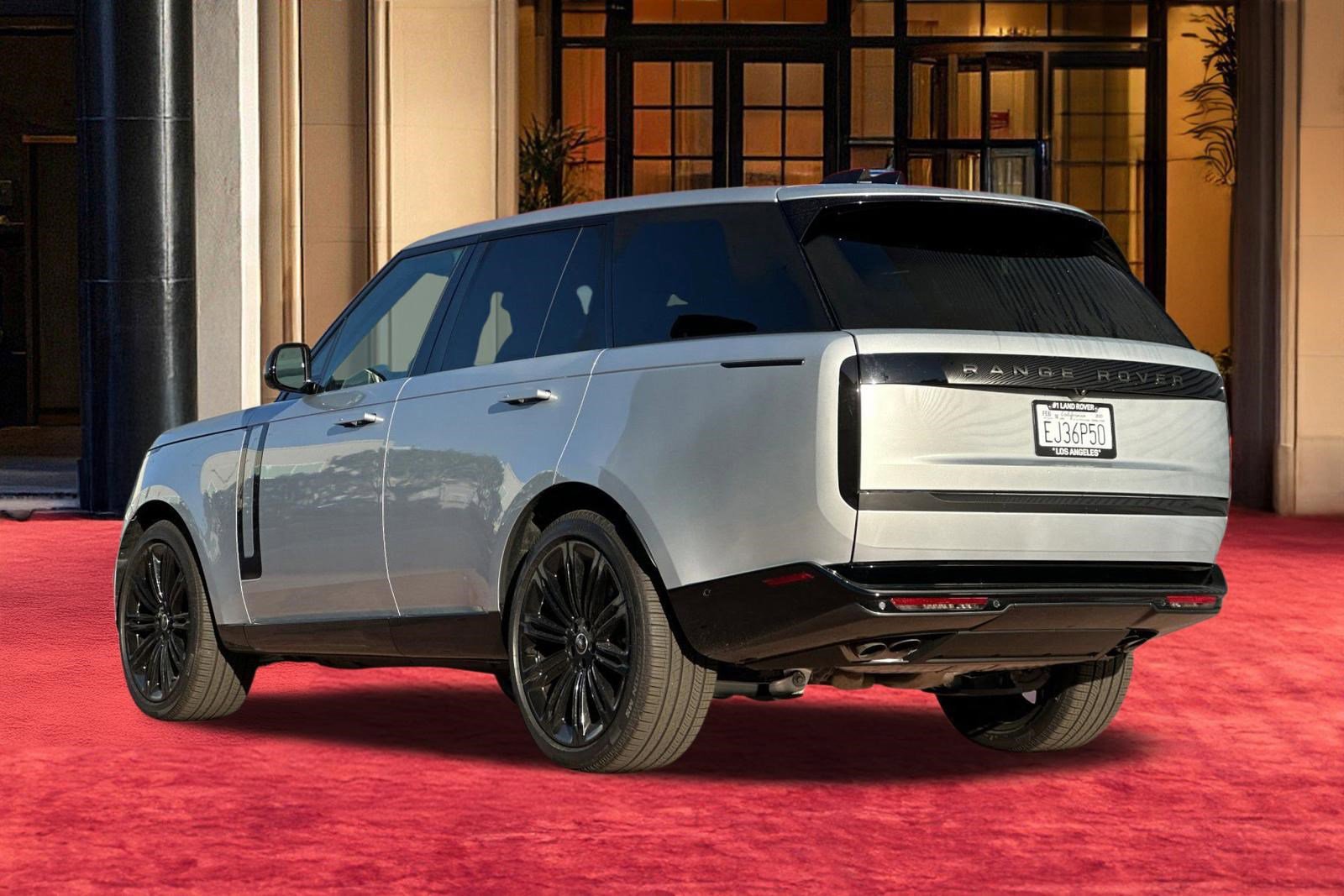 2025 Land Rover Range Rover SE photo 2