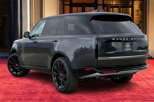 2025 Land Rover Range Rover SE photo 3