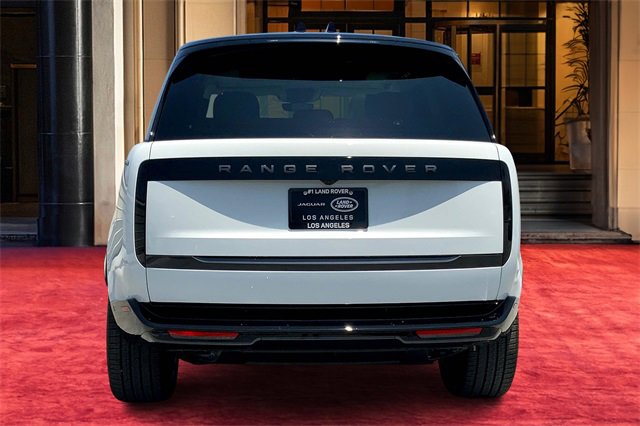 2025 Land Rover Range Rover SE photo 3