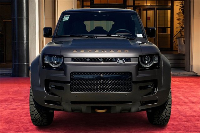 2025 Land Rover Defender 110 photo 2