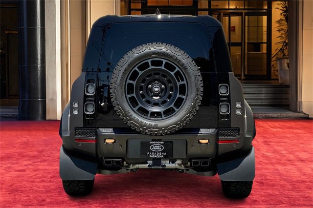 2025 Land Rover Defender 110 photo 4