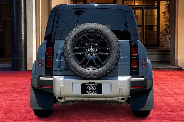 2025 Land Rover Defender 110 S photo 2