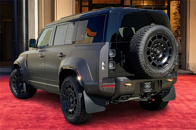 2025 Land Rover Defender 110 photo 3