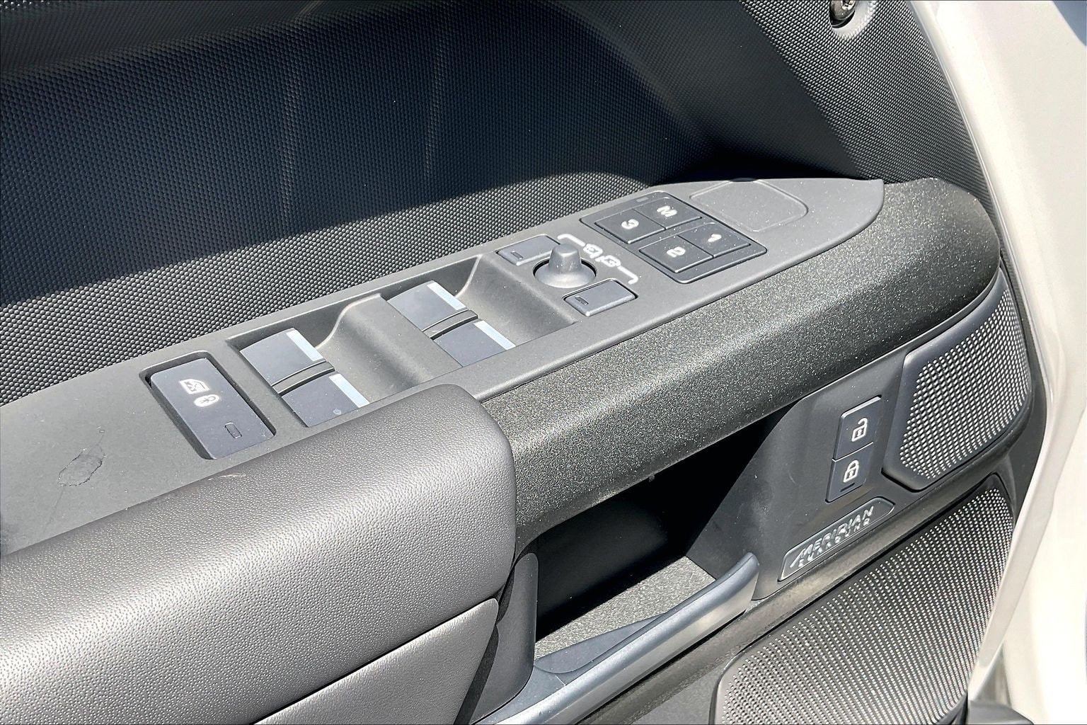 2026 Land Rover Defender OCTA - Photo 25