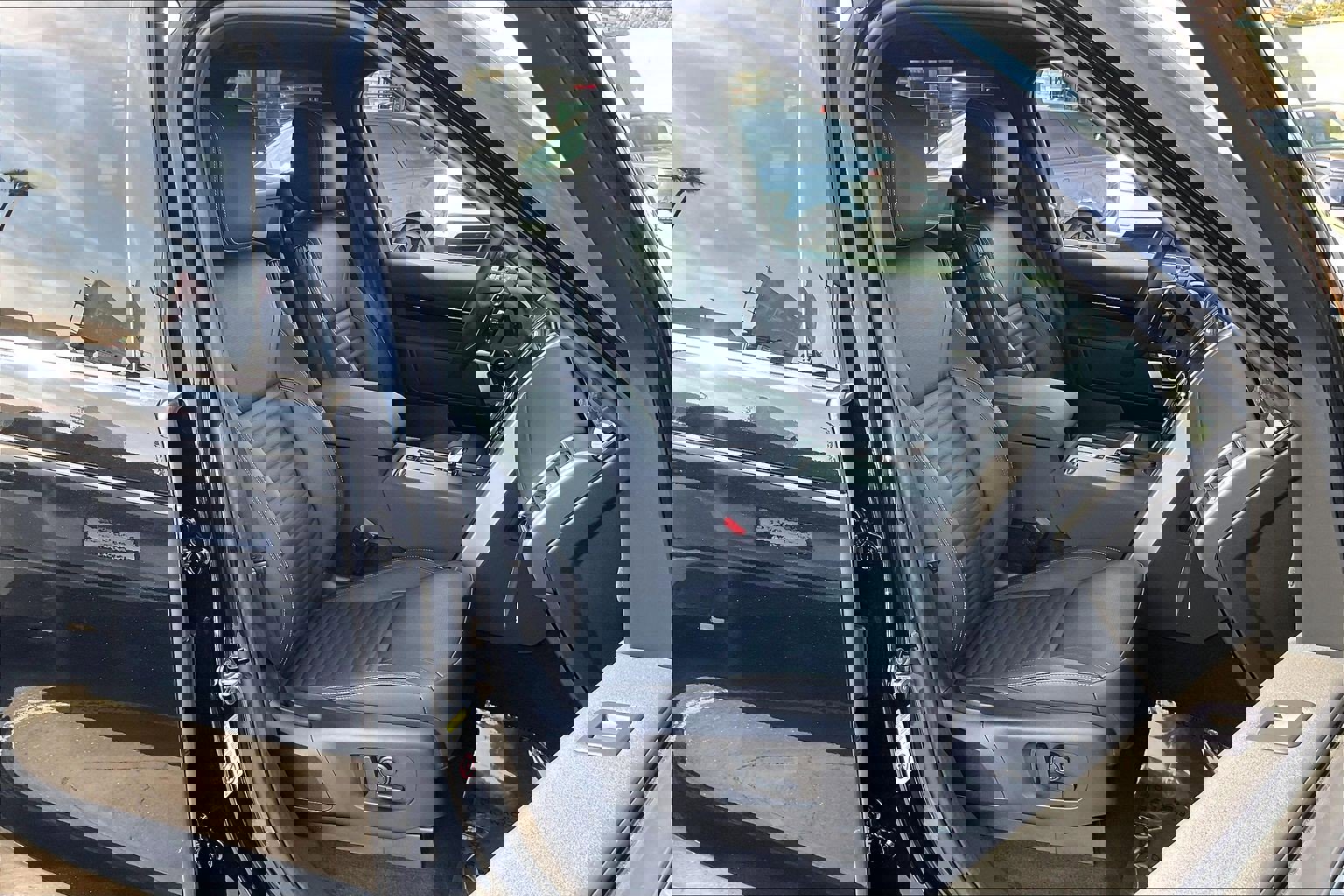 2025 Land Rover Discovery S photo 6