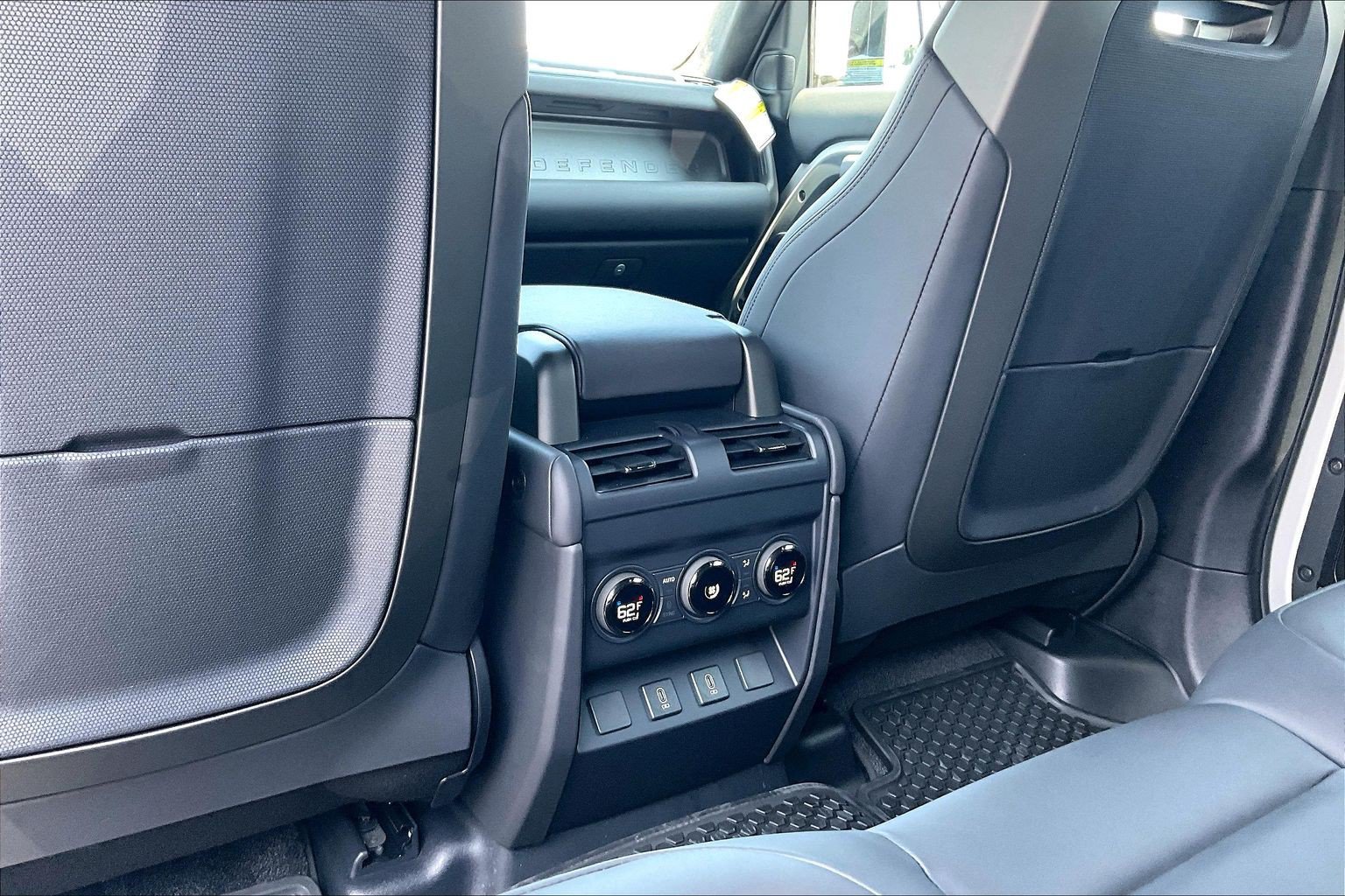 2026 Land Rover Defender OCTA - Photo 24
