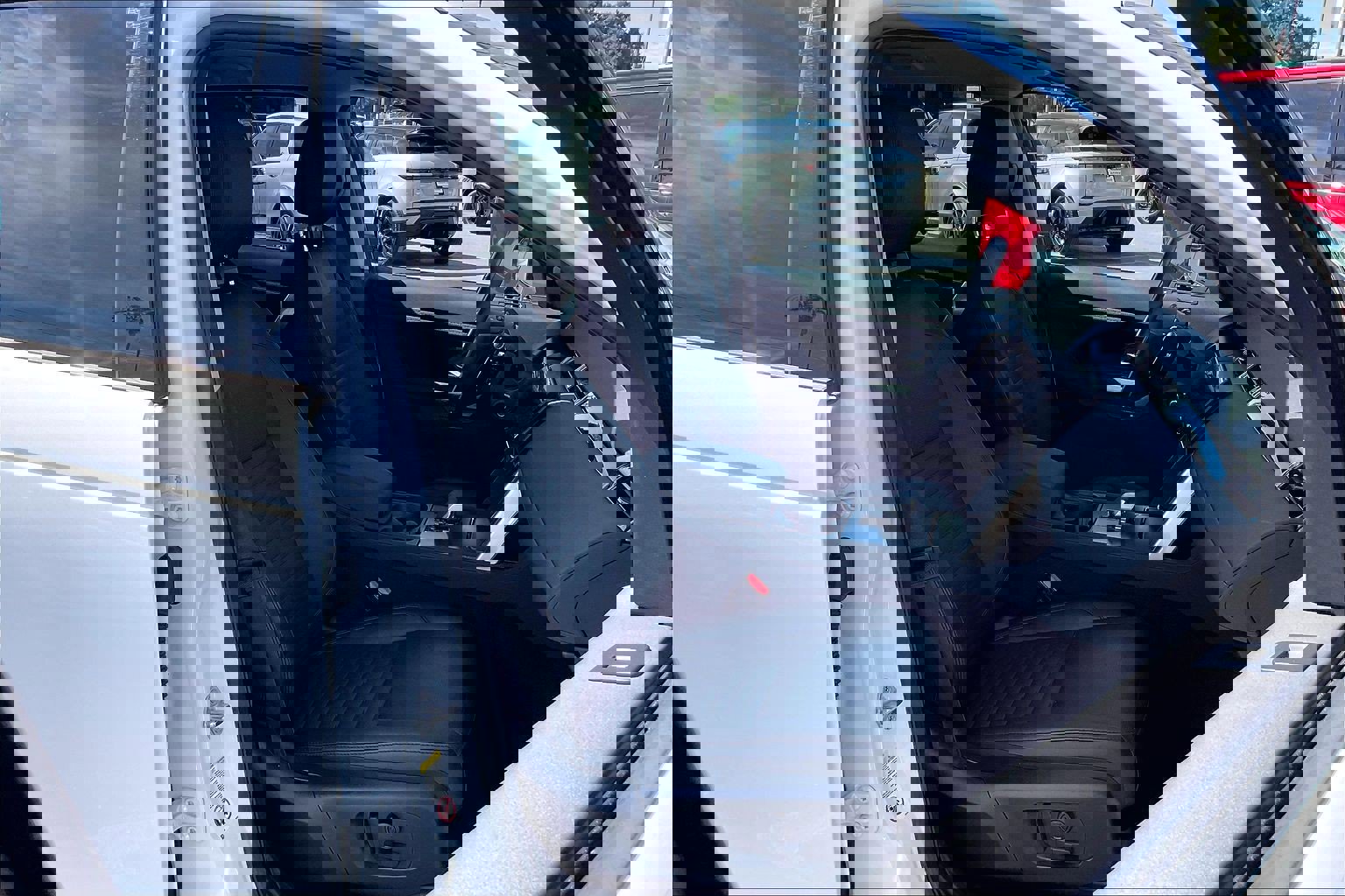 2025 Land Rover Discovery Sport S photo 6