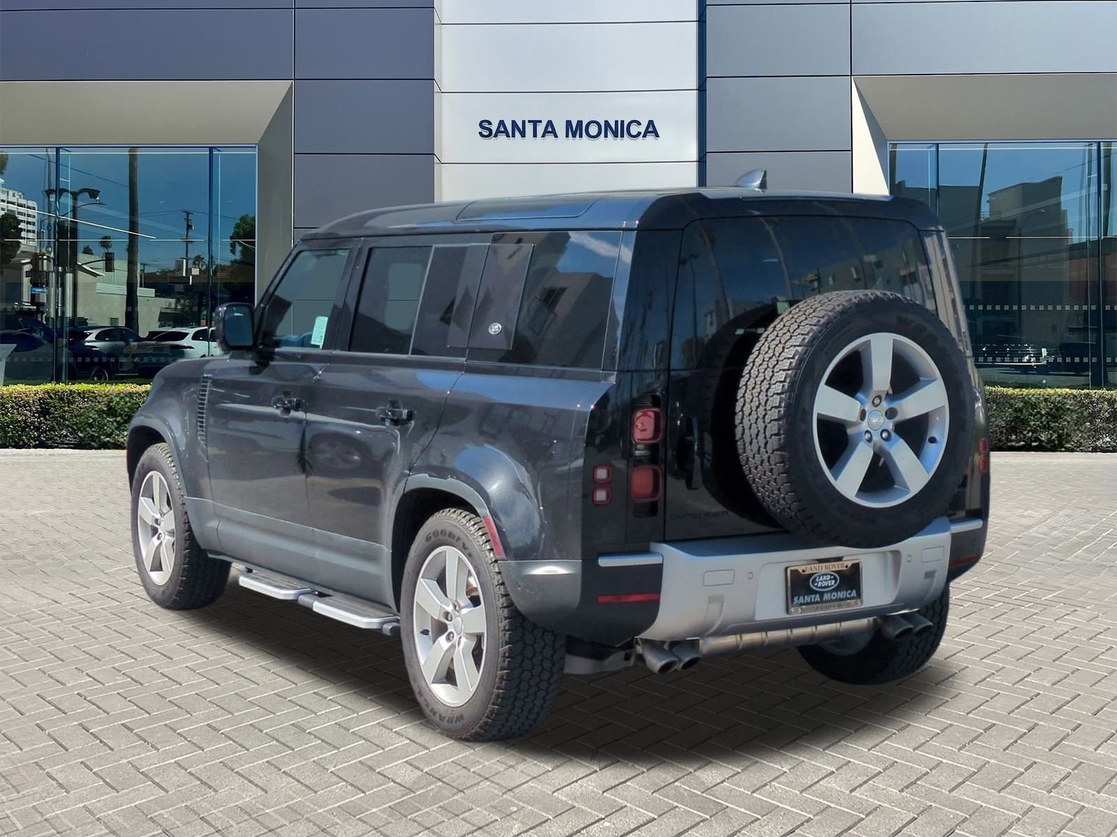 2024 Land Rover Defender 110 SE photo 2