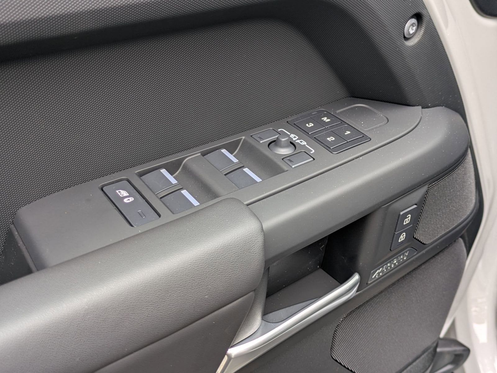 2026 Land Rover Defender X-Dynamic SE - Photo 12