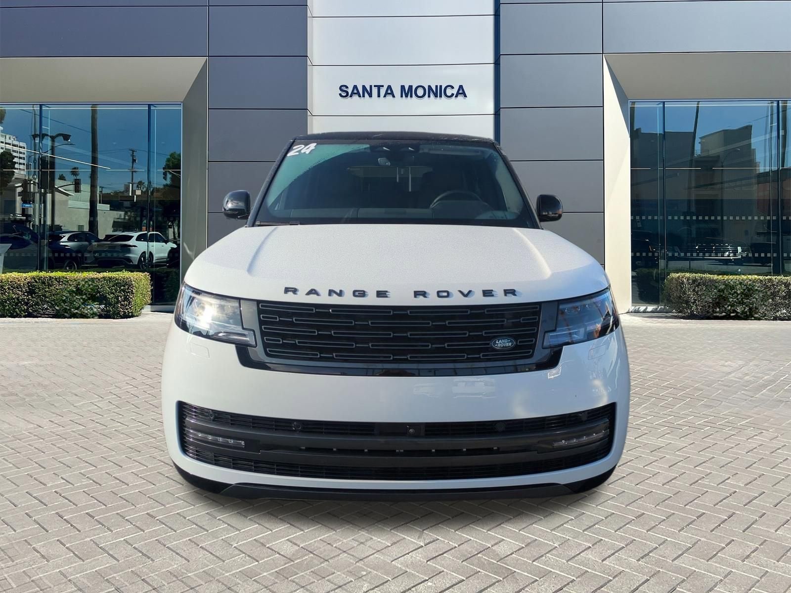 2024 Land Rover Range Rover SE photo 3