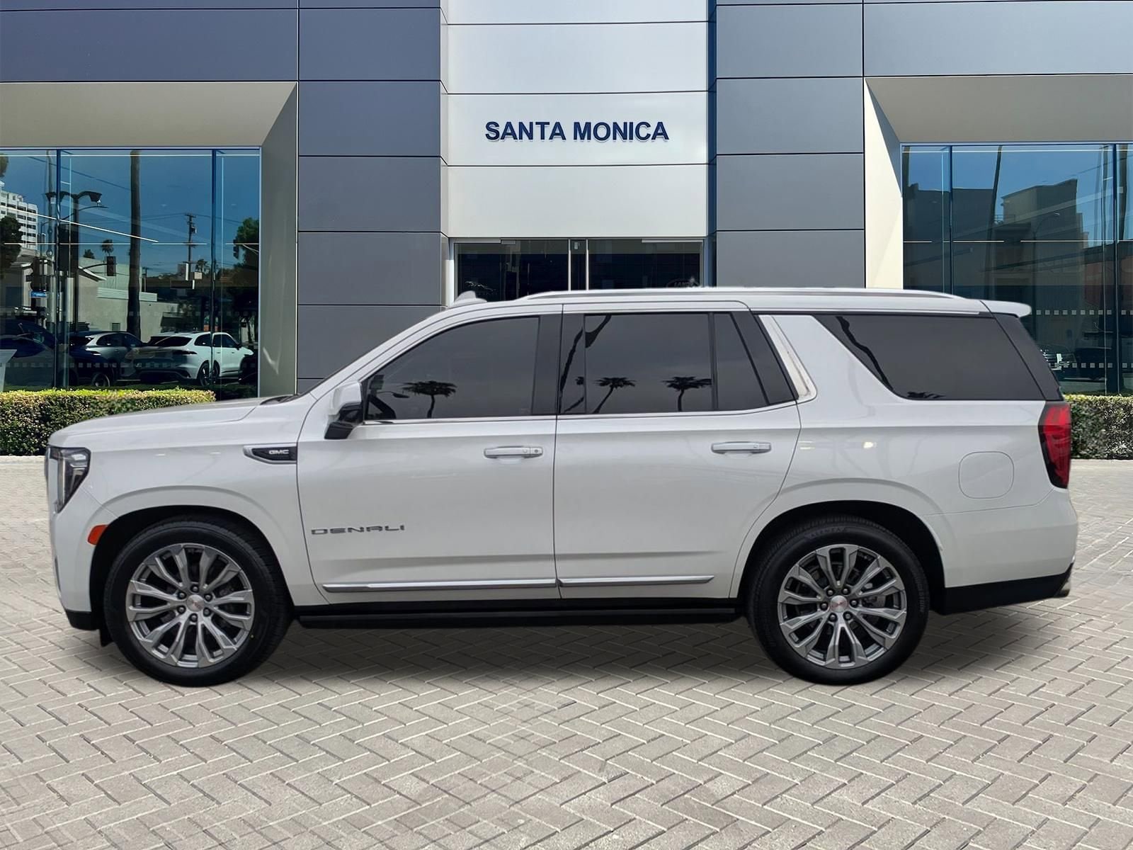 2021 GMC Yukon Denali photo 3