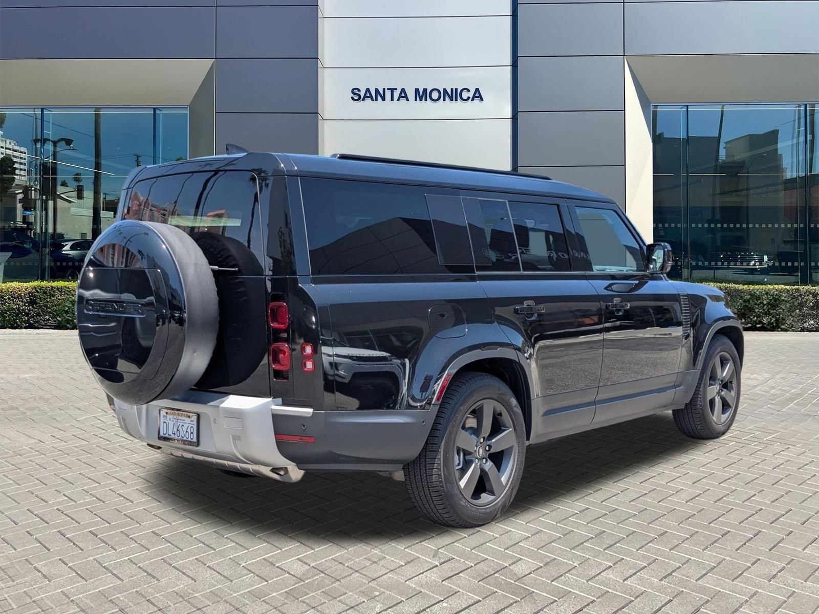 2025 Land Rover Defender 130 S photo 4